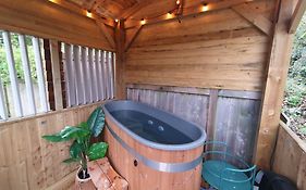 Bijou Coastal Apartment In Polperro With Hot Tub Onsite Parking Downhill Walk To Village