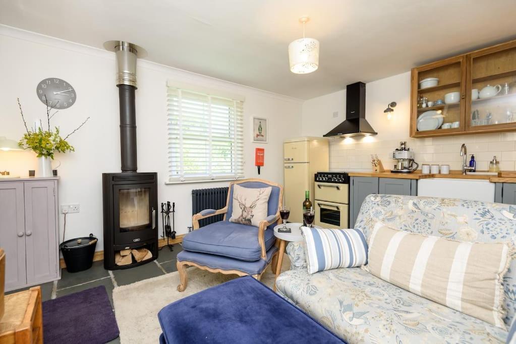 Bijou Coastal Apartment In Polperro With Hot Tub Onsite Parking Downhill Walk To Village Exterior photo