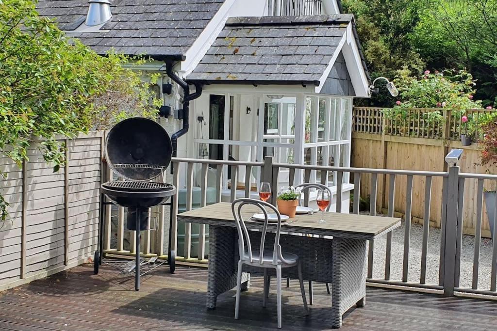 Bijou Coastal Apartment In Polperro With Hot Tub Onsite Parking Downhill Walk To Village Exterior photo