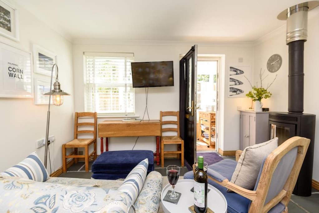 Bijou Coastal Apartment In Polperro With Hot Tub Onsite Parking Downhill Walk To Village Exterior photo