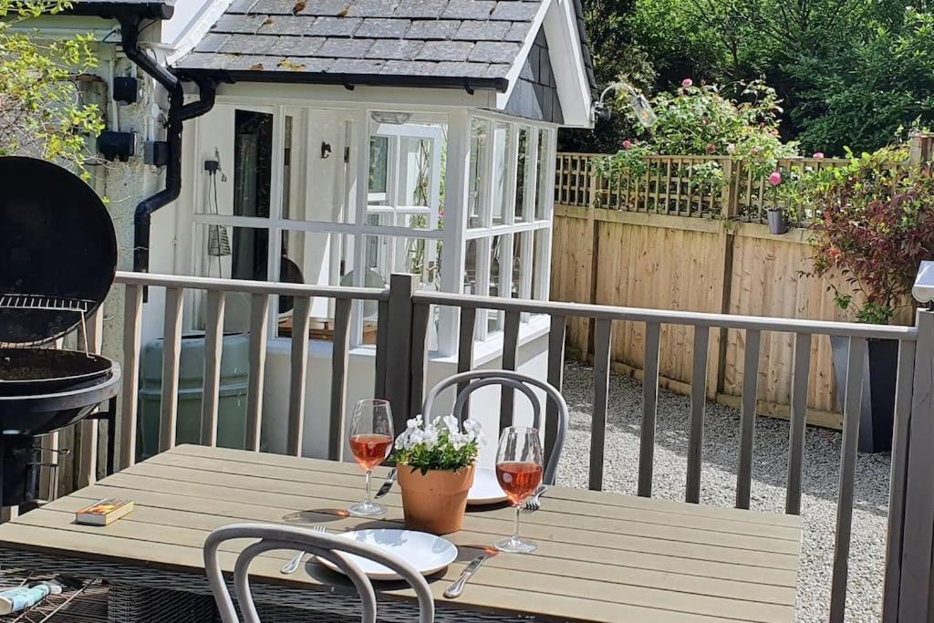 Bijou Coastal Apartment In Polperro With Hot Tub Onsite Parking Downhill Walk To Village Exterior photo